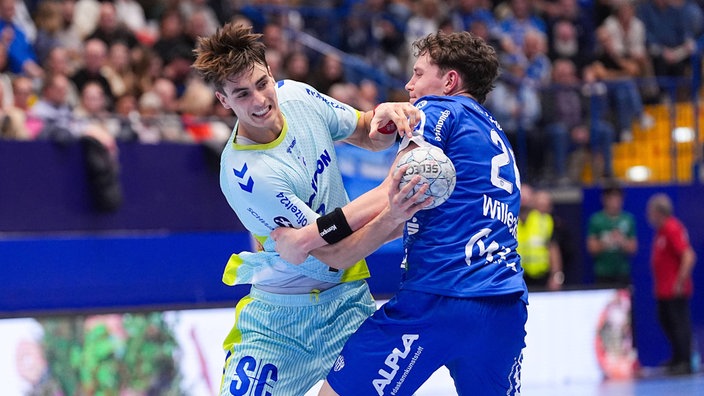 Julian Köster vom VfL Gummersbach im Zweikampf gegen Joel Willecke