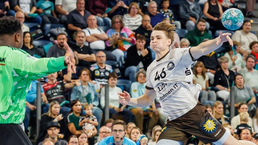 Julian Fuchs vom Bergischen HC im Spiel gegen den HC Erlangen.