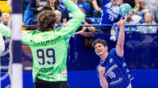 Levin Wanner beim Torwurf