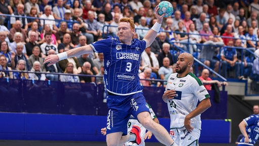 Nicolai Theilinger TBV Lemgo Lippe beim Sprung