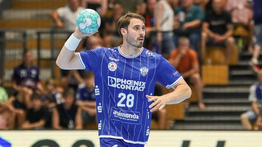 Hendrik Wagner spielt den Ball