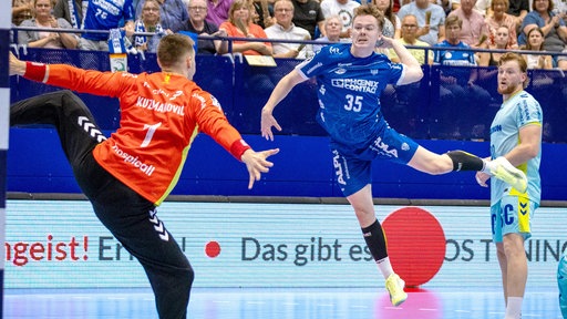 Jarnes Faust von TBV Lemgo Lippe wirft aufs Tor der Gummersbacher