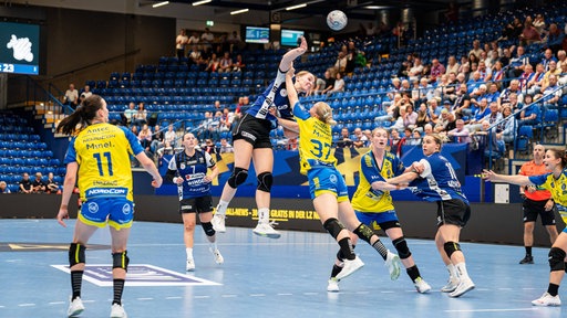Nieke Kühne von der HSH Blomberg-Lippe setzt zum Wurf an im Spiel bei Storhamar Handball.