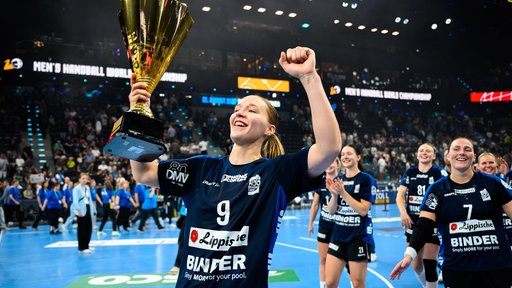 Nieke Kühne mit dem Supercup 