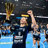 Nieke Kühne mit dem Supercup 