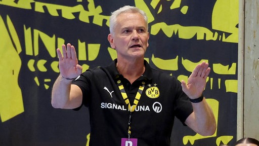 Kay Rothenpieler an der Seitenlinie