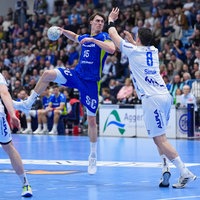 Miro Schluroff (M.) vom VfL Gummersbach im Spiel gegen den TBV Lemgo Lippe.
