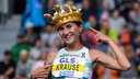 Gesa Felicitas Krause trägt eine aufblasbare Krone