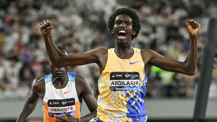 Mohamed Abdilaahi bejubelt seinen Sieg über 3.000 Metern beim Diamond-League-Meeting in Shanghai.