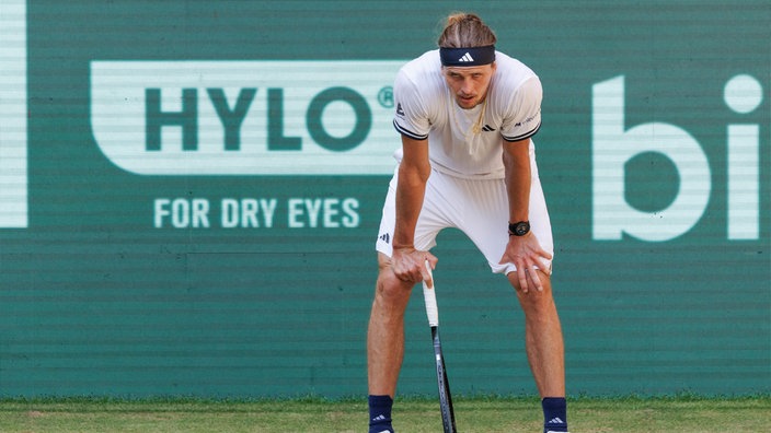 Alexander Zverev hatte im Spiel gegen Taylor Fritz beim ATP-Turnier in Halle mit körperlichen Problemen zu kämpfen.