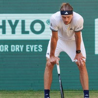Alexander Zverev hatte im Spiel gegen Taylor Fritz beim ATP-Turnier in Halle mit körperlichen Problemen zu kämpfen.
