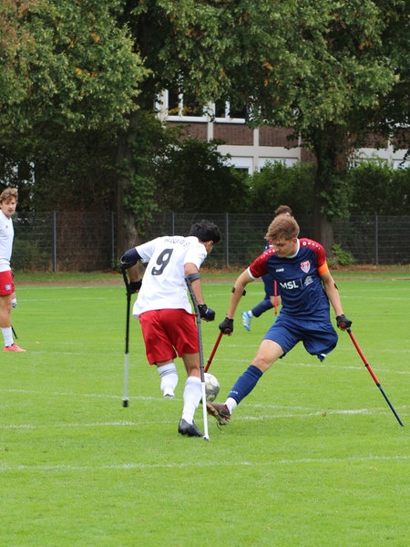 Zweikampf beim 6. Bundesligaspieltag Amputierten-Fußball in Uerdingen