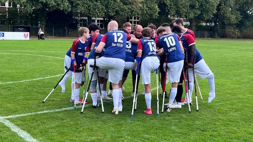 Das Amputierten-Fußballteam des KFC Uerdingen bildet zusammen einen Mannschaftskreis