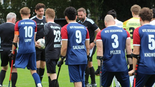 Die Mannschaft des KFC Uerdingen trifft vor dem Spiel auf das gegnerische Team