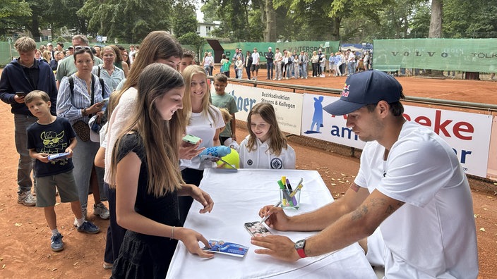 Krefelds Flavio Cobolli unterschreibt Autogrammkarten
