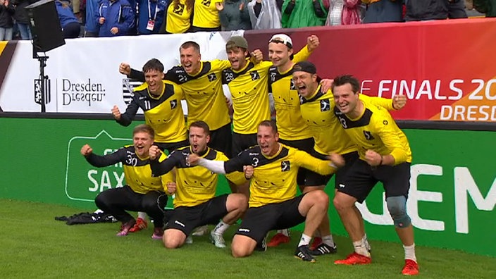 Die Faustball-Spieler vom TSV Hagen 1860 jubeln über ihren Finalsieg gegen den TSV Pfungstad bei den Finals