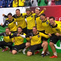Die Faustball-Spieler vom TSV Hagen 1860 jubeln über ihren Finalsieg gegen den TSV Pfungstad bei den Finals