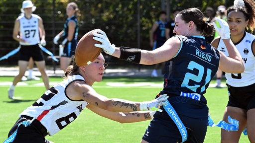 Deutschlands Zoe Song (l.) und Ellen Riess kämpfen beim Training um den Ball