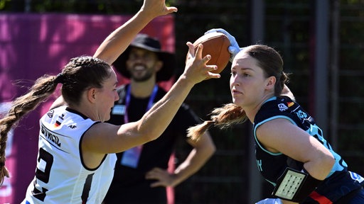 Deutschlands Anne Streil (l.) und Saskia Nühse kämpfen beim Training um den Ball