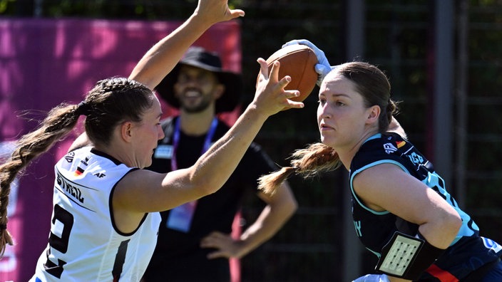 Deutschlands Anne Streil (l.) und Saskia Nühse kämpfen beim Training um den Ball