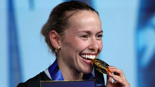 Larissa Eifler feiert mit ihrer WM-Medaille