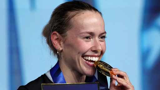 Larissa Eifler feiert mit ihrer WM-Medaille