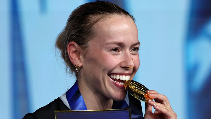 Larissa Eifler feiert mit ihrer WM-Medaille