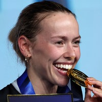 Larissa Eifler feiert mit ihrer WM-Medaille