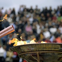 Die Olympische Fackel wird angezündet