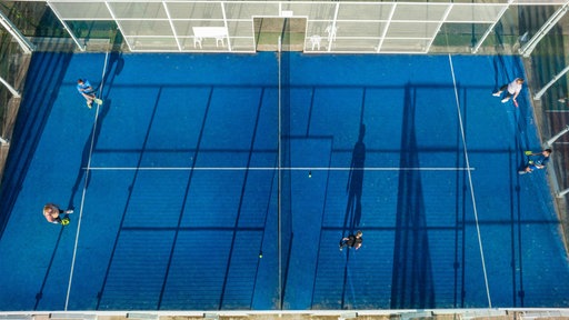 Ein Padelcourt ist 20 Meter lang, zehn Meter breit und ist von Glaswänden umgeben.