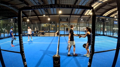 Zwei Teams duellieren sich beim Padel