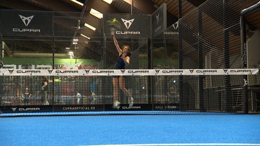 Eine Padel-Spielerin in Aktion