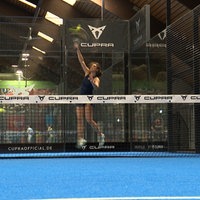 Eine Padel-Spielerin in Aktion