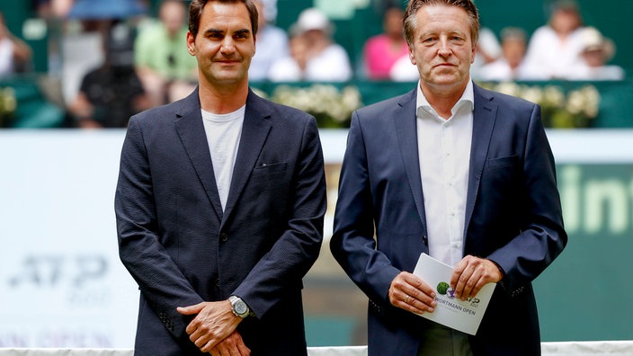 Turnierdirektor Ralf Weber steht neben Roger Federer