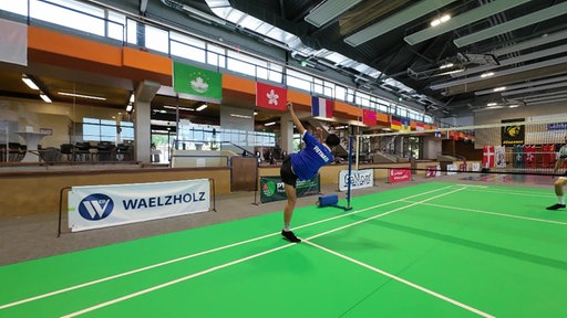 Ho Phuoc Sang schießt den Ball über das Netz.