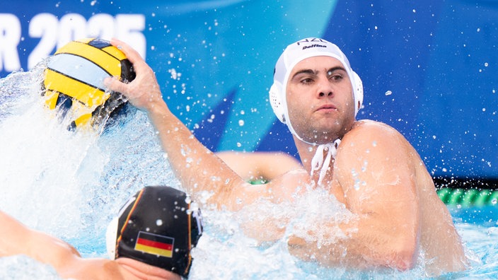 Wasserballer Josef Schuler in Aktion gegen das deutsche Team.
