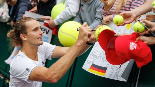 Alexander Zverev gibt Autogramme an die Fans in Halle
