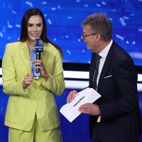 Bundespräsident Frank-Walter Steinmeier, Moderatorin Esther Sedlaczek und DOSB-Praesident Thomas Weikert verkünden den Gewinner der Olympia-Bewerbung