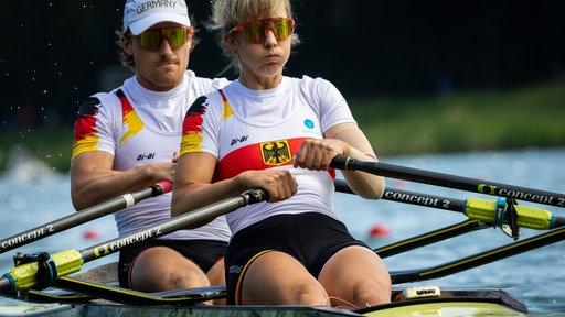 Para-Ruderin Kathrin Marchand mit Teamkollege Valentin Luz (h)
