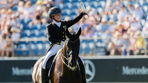 Isabell Werth und Wendy de Fontaine beim Ausritt aus dem Dressurstadion