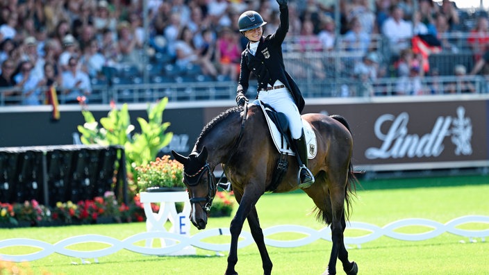 Julia Krajewski und Nickel nach ihrem Dressur-Ritt