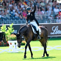 Julia Krajewski und Nickel nach ihrem Dressur-Ritt