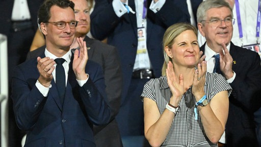 Kirsty Coventry (r.) neben NRW-Ministerpräsident Hendrik Wüst