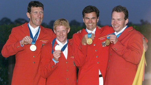 Gold 2000 in Sydney: Das deutsche Team mit Marcus Ehning (2. v. l.) und Otto Becker (2. v. r.)