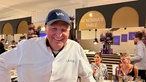 Ein Mann in einem weißen Hemd mit der Aufschrift "Lafer" in einem Restaurant.