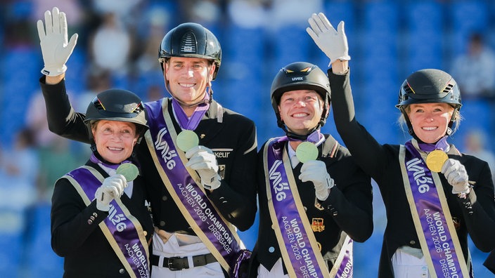 Das deutsche Dresur-Team freut sich über die Goldmedaille
