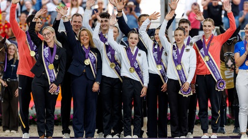 Deutschland gewinnt die Goldmedaille im Nationenpreis der Voltigierer