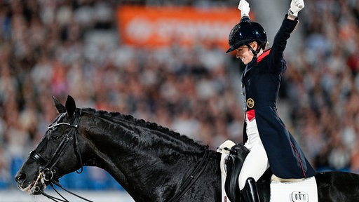 Charlotte Fry und Glamourdale werden Weltmeister in Aachen