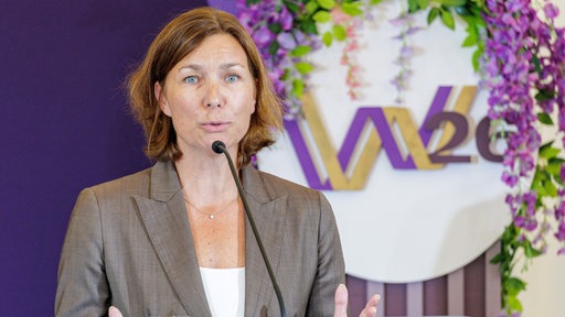 Die Präsidentin des Aufsichtsrat vom Aachen-Laurensberger Rennverein e.V. (ALRV) Stefanie Peters beim Pressegespräch zur Reit WM 2026 in Aachen.