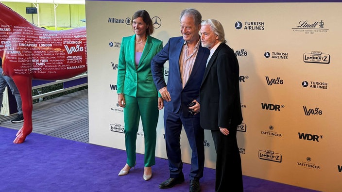 Tom Gerhardt in blauem Jacket, neben ihm Stefanie Peters und Hermann Bühlbecker.
